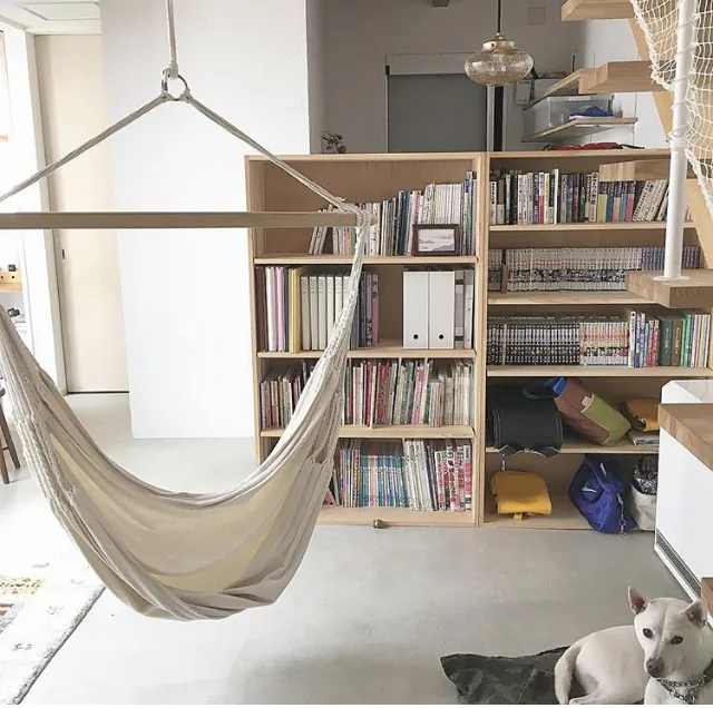 本棚の横にハンモックチェアのあるリビング