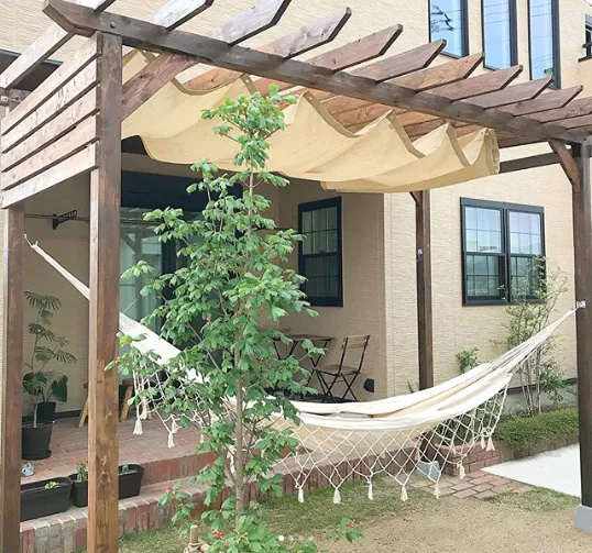 パーゴラにハンモックを設置した庭