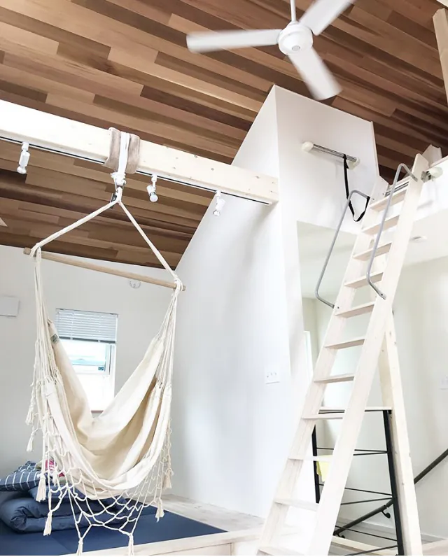 吹き抜けの家にハンモックを吊るす暮らし